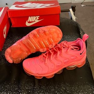 Pink air vapormax plus w10
